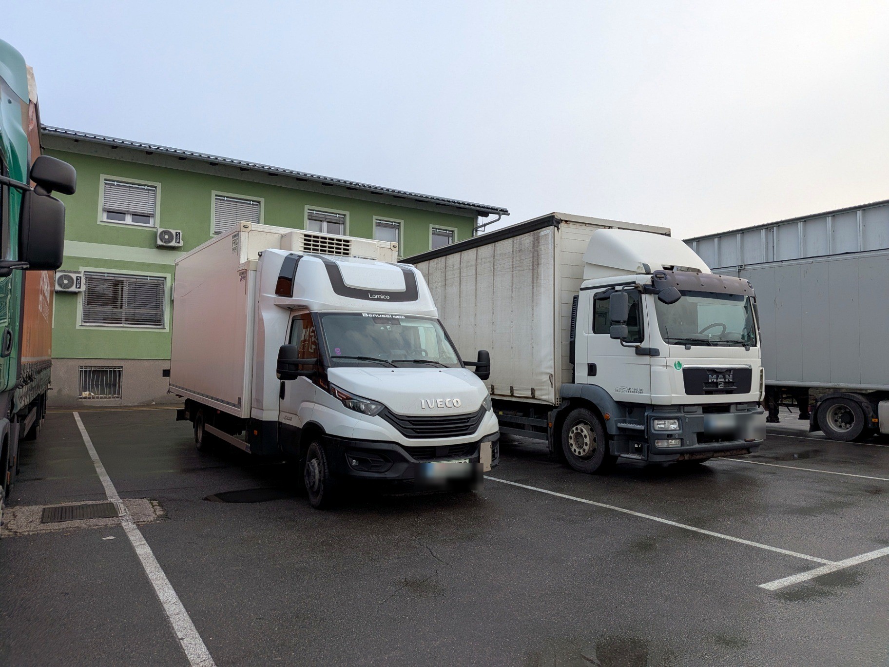 Tovornjak podjetja Cclan na logističnem območju
