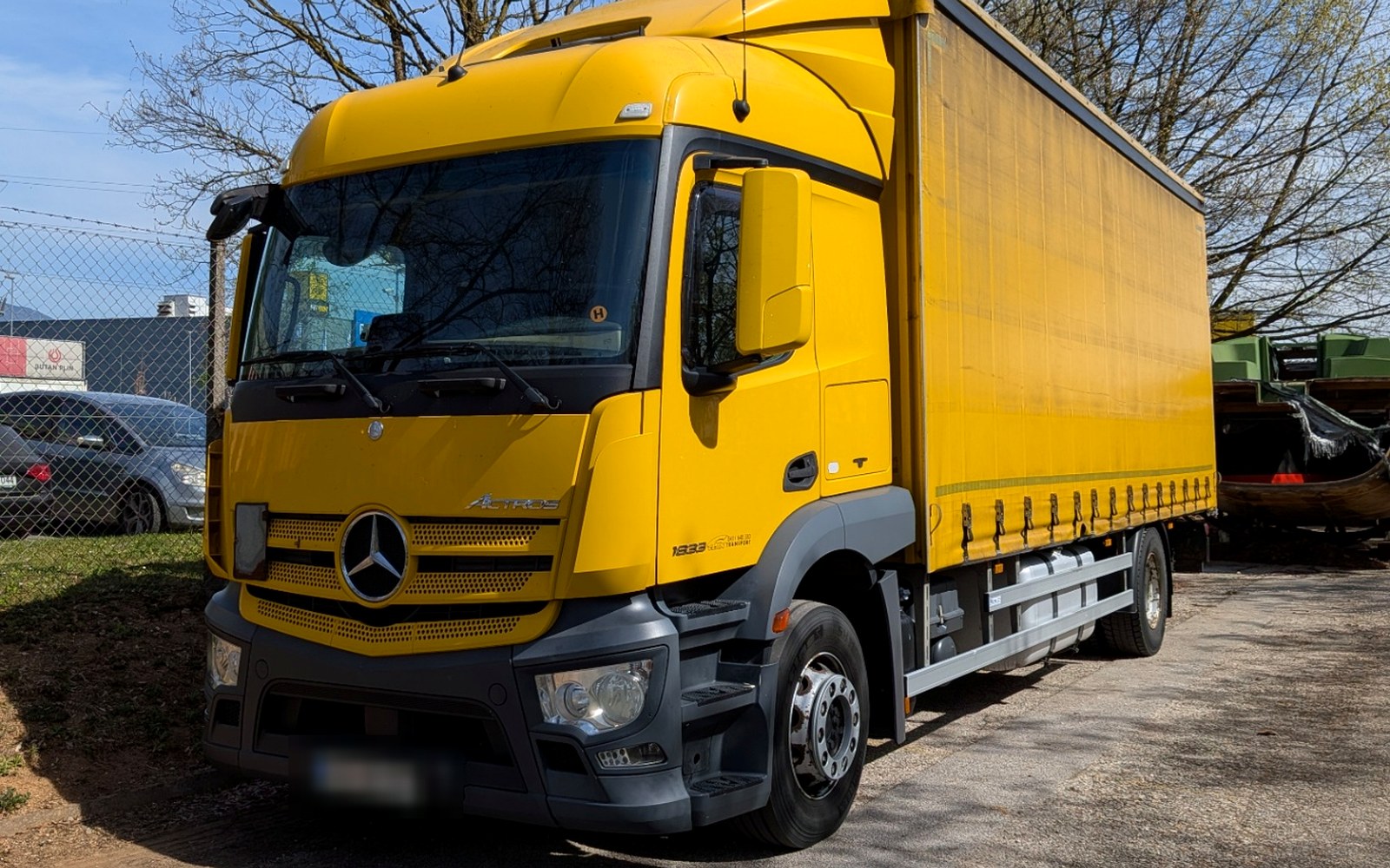 Bel solo tovornjak na logističnem terminalu